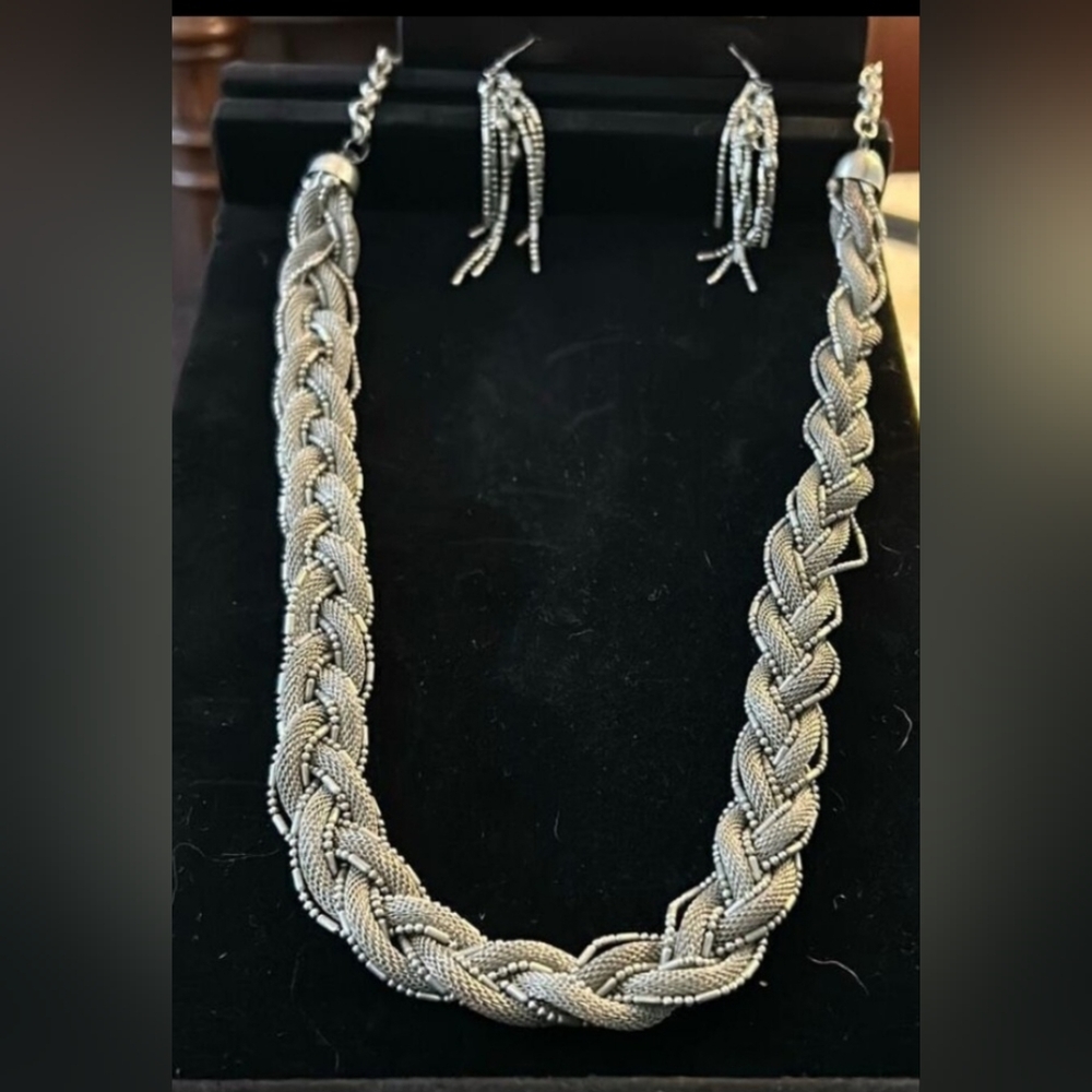 NEW Stylish Bijoux Terner necklace and earring set.